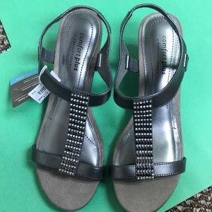 Wedges grey colored. COMFORT PLUS by PREDICTIONS.